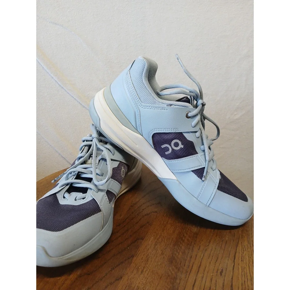 On clouds the Roger clubhouse sneaker womens Size 9 blue